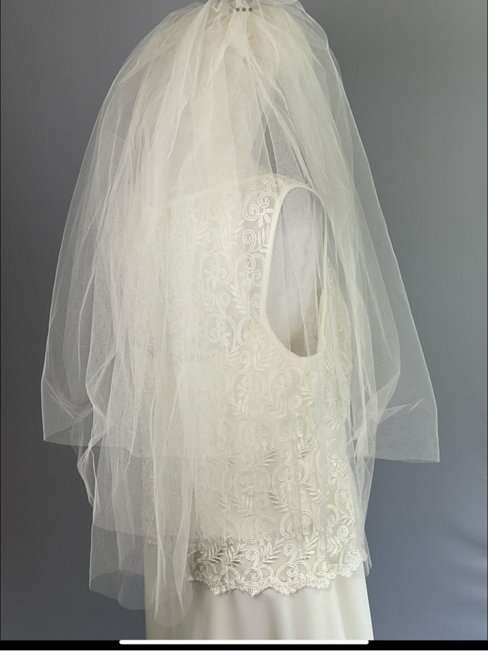 Vintage ivory bridal veil with pill hat and lace-trimmed comb. - Picture 4 of 10